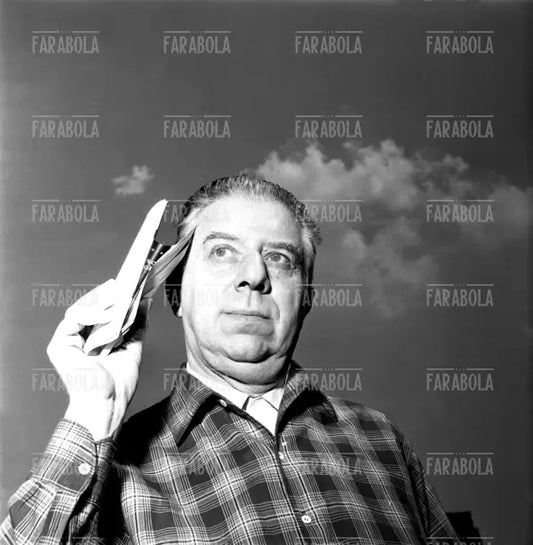 Eugenio Montale nel suo studio, Milano, 1956