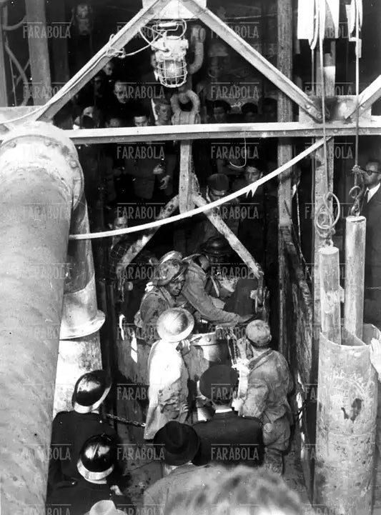 I soccorritori riportano i corpi dei minatori, tragedia di Marcinelle, 1956