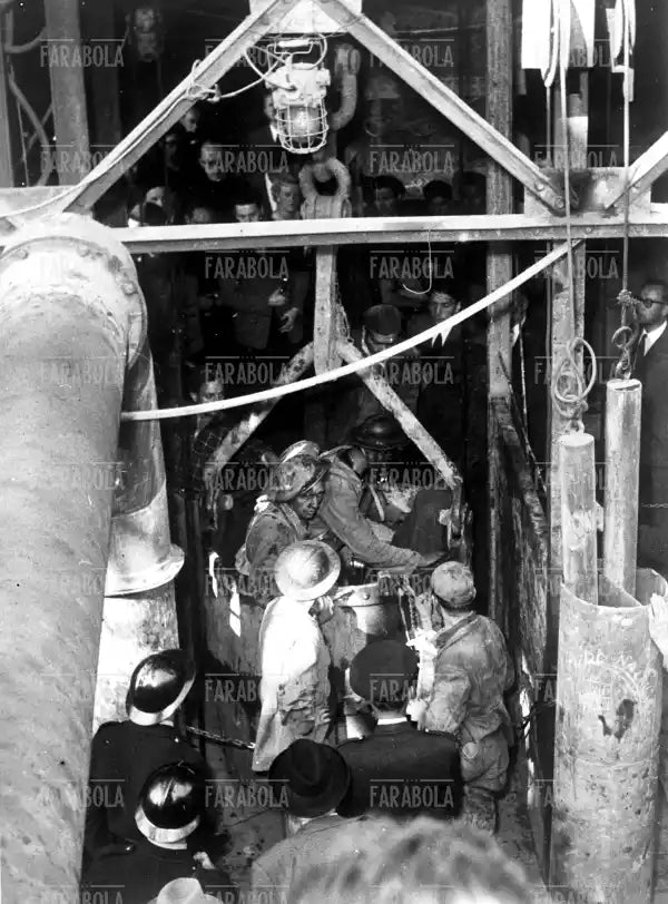 I soccorritori riportano i corpi dei minatori, tragedia di Marcinelle, 1956