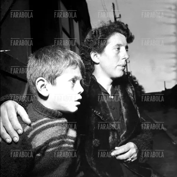 Elena Piccolo con il figlio, moglie di un minatore rimasto sotto, tragedia di Marcinelle, 1956