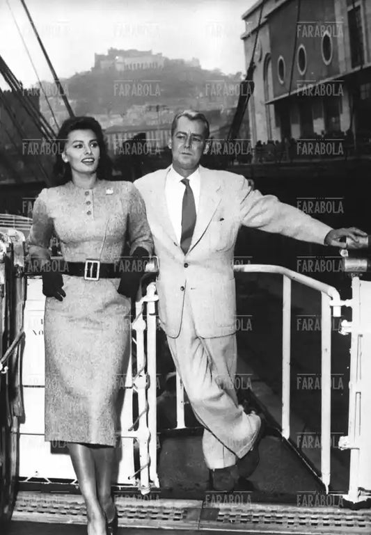 Sophia Loren e Alan Ladd di ritorno dalle riprese del film Il ragazzo sul delfino, Napoli, 1956