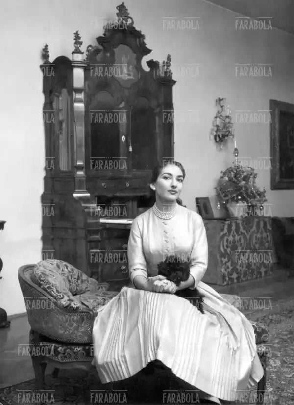 Maria Callas nel salotto di casa, Milano, 1956