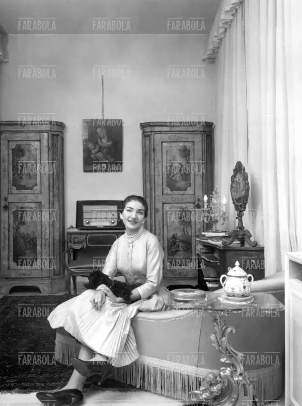 Maria Callas nel salotto di casa, Milano, 1956