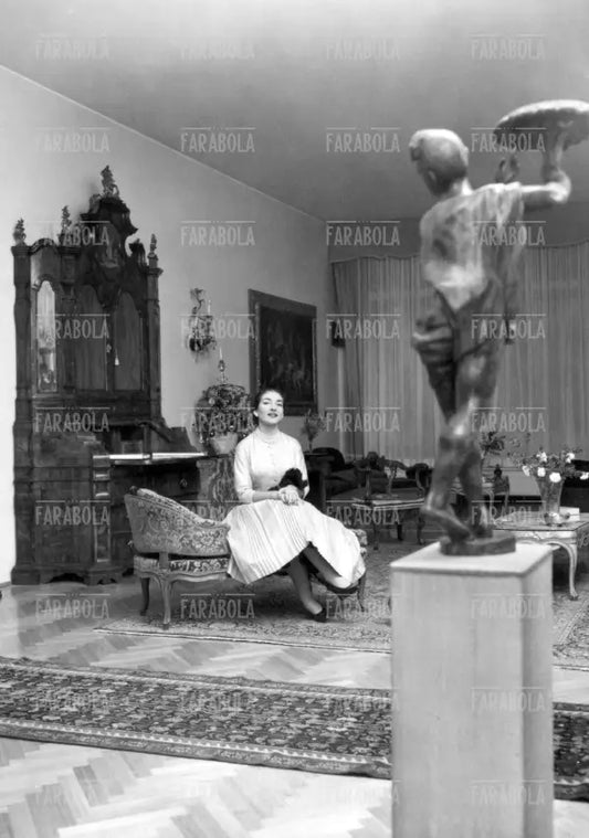 Maria Callas nel salotto di casa, Milano, 1956