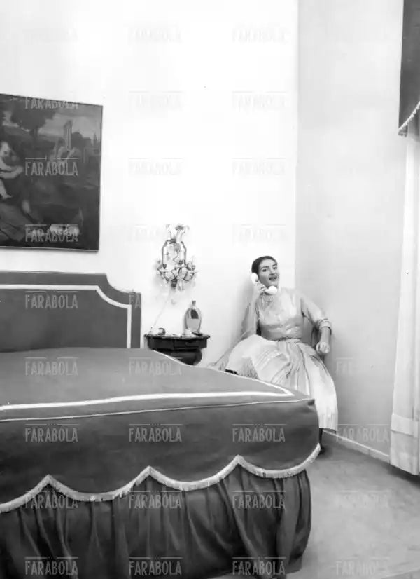 Maria Callas nella camera da letto, Milano, 1956
