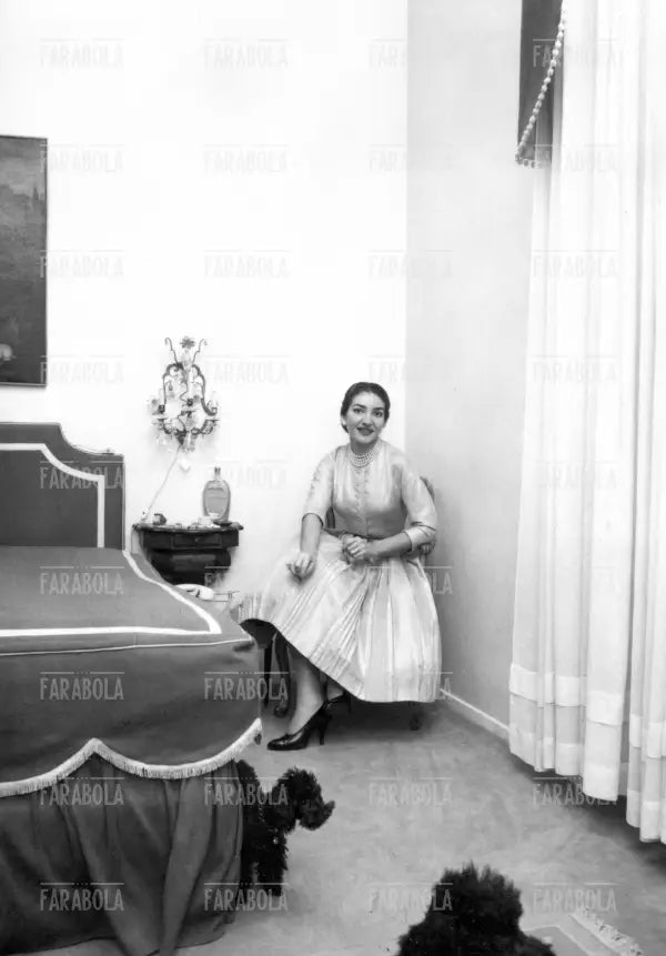 Maria Callas nella camera da letto, Milano, 1956