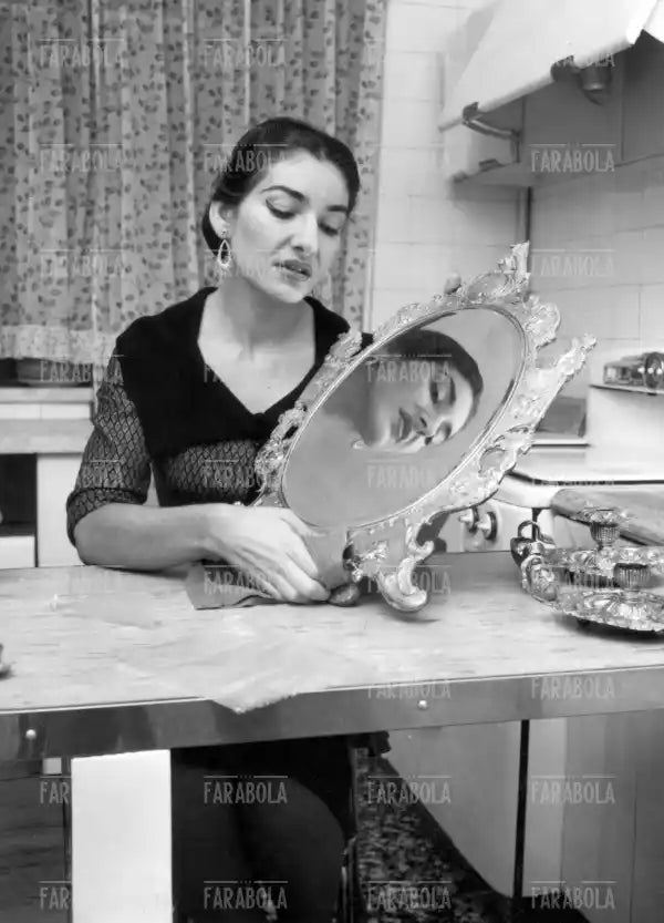 Maria Callas in cucina, Milano, 1956