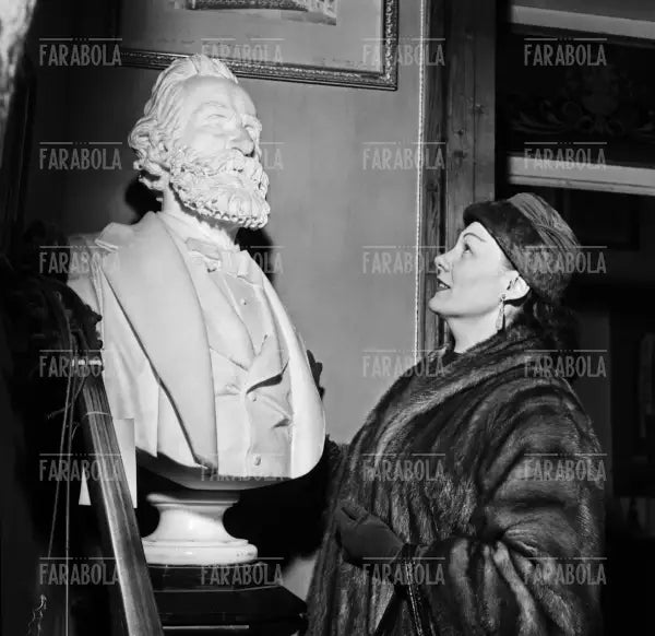 Renata Tebaldi con un busto di Giuseppe Verdi, Museo Nazionale Giuseppe Verdi, Busseto, 1956