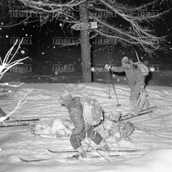 Un soccorittore, Silvano Gheser trasportato sulla slitta e Walter Bonatti sul Monte Bianco, 1956