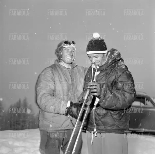 Walter Bonatti con la guida Pancy salgono sul Monte Bianco, 1956
