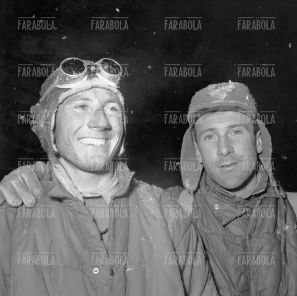 Walter Bonatti con un soccorritore e il tenente Villa sul Monte Bianco, 1956