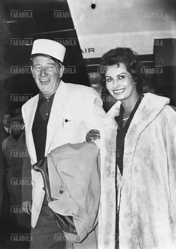 Sophia Loren e John Wayne all'Aeroporto di Ciampino, Roma, 1957