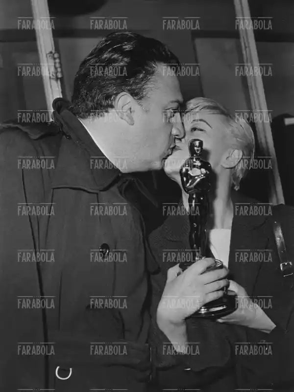 Federico e Giulietta Masina con l'Oscar, Roma, 1957