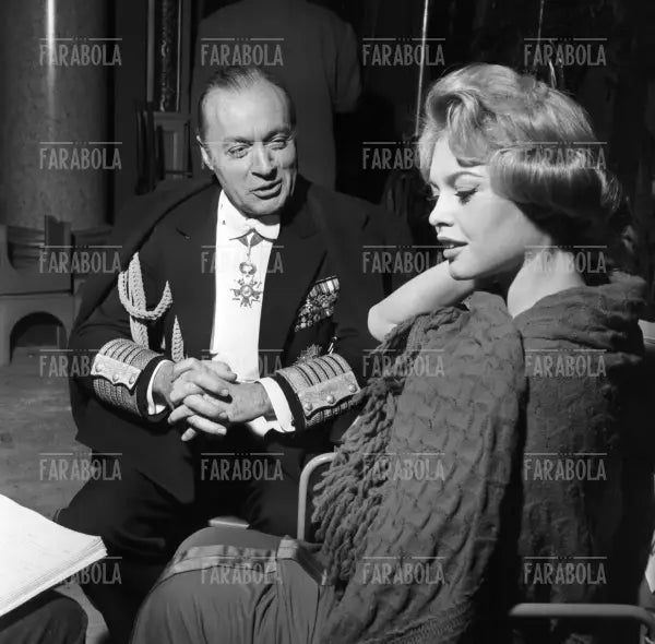 Brigitte Bardot e Charles Boyer sul set, Film Una parigina, Parigi, 1957
