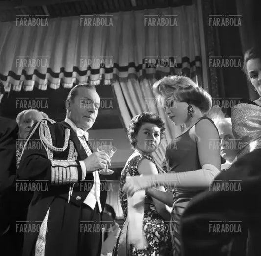 Brigitte Bardot e Charles Boyer sul set, Film Una parigina, Parigi, 1957