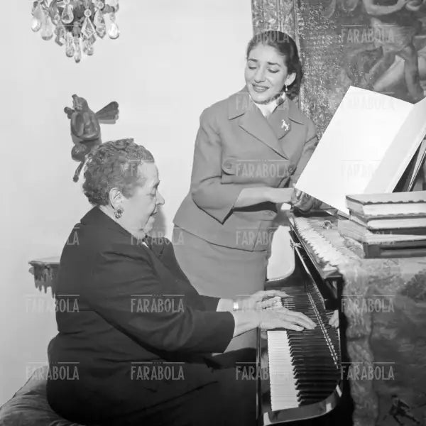 Maria Callas accompagnata al pianoforte da Elsa Maxwell, Milano, 1957