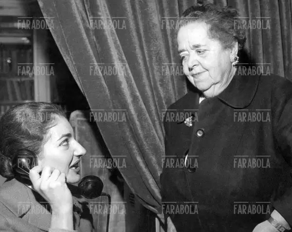 Maria Callas ed Elsa Maxwell nella casa di via Buonarroti, Milano, 1957