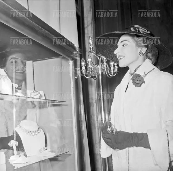 Maria Callas alla mostra di gioielli Van Cleef & Arpels, Hotel Principe di Savoia, Milano, 1957
