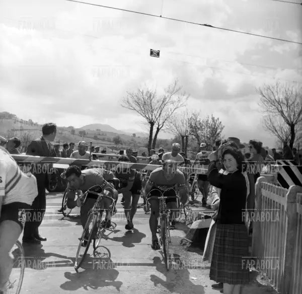 Bruno Monti e Giancarlo Astrua a un passaggio a livello, Giro d'Italia, 1957