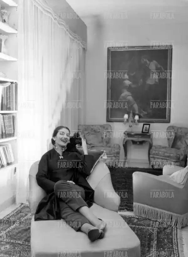 Maria Callas nel salotto di casa, Milano, 1957