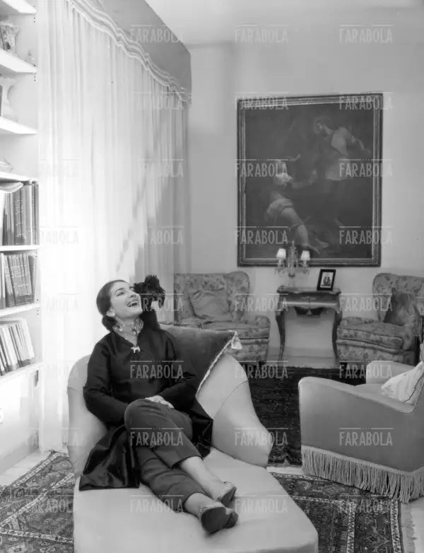 Maria Callas nel salotto di casa, Milano, 1957