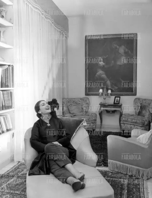 Maria Callas nel salotto di casa, Milano, 1957