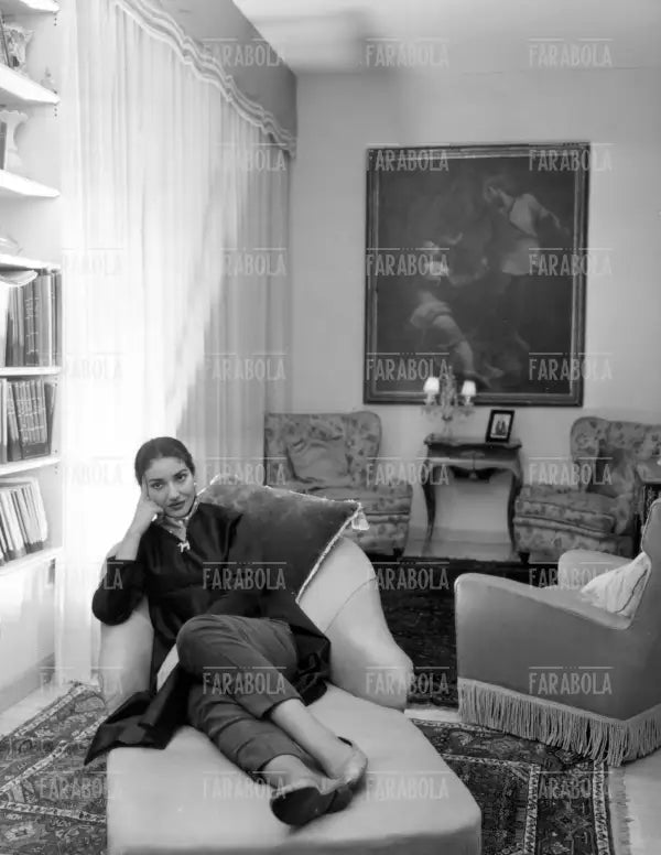 Maria Callas nel salotto di casa, Milano, 1957