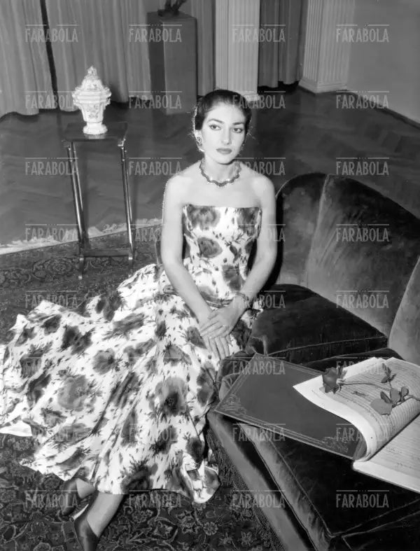 Maria Callas nel salotto di casa, Milano, 1957