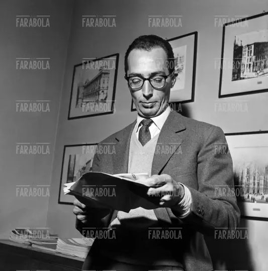 L'avvocato Roberto Calderoni, La Rinascente, Milano, 1957