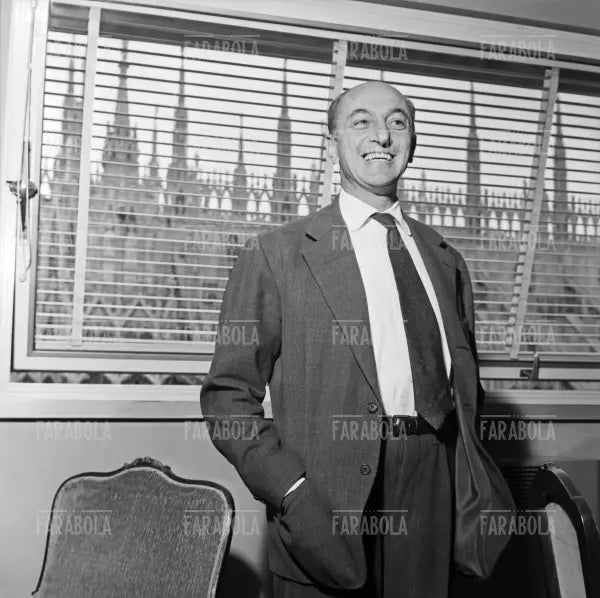 Cesare Brustio nel suo ufficio, La Rinascente, Milano, 1957