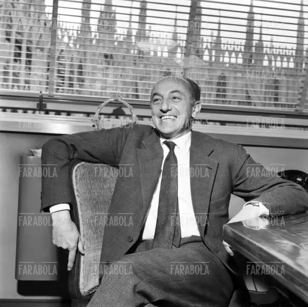 Cesare Brustio nel suo ufficio, La Rinascente, Milano, 1957