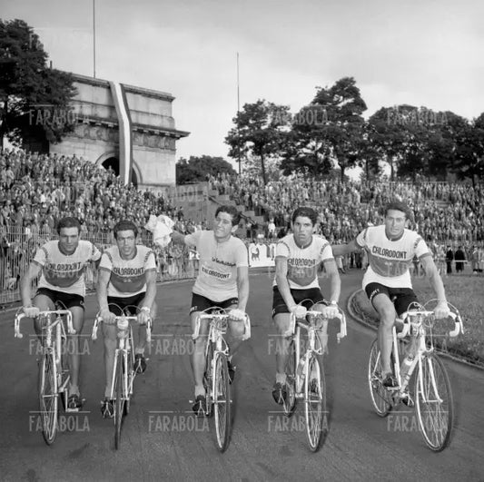 Gastone Nencini vincitore del Giro d'Italia con la squadra all'Arena, Milano, 1957