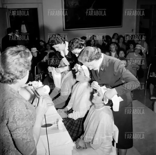 Dimostrazione dei prodotti Elizabeth Arden alla Rinascente, Milano, 1957
