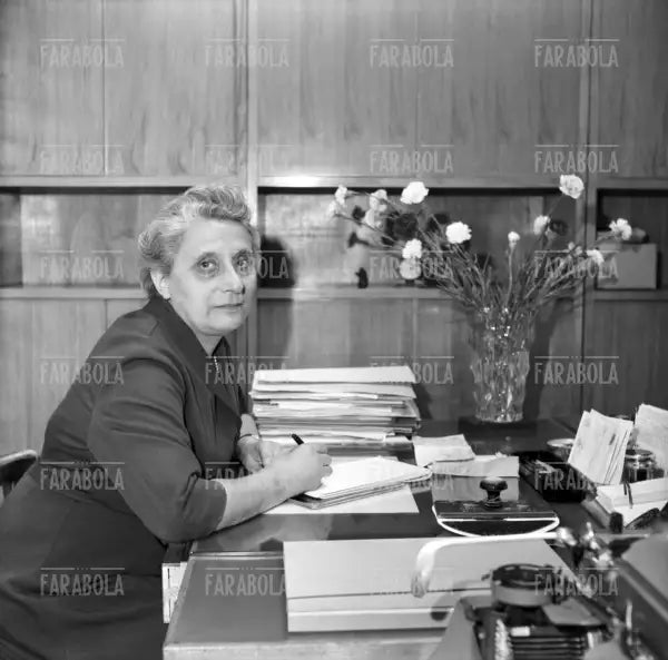 Dipendente della Rinascente con 40 anni di servizio, Milano, 1957