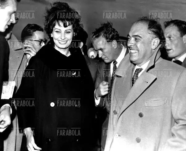 Sophia Loren e il marito Carlo Ponti all'aeroporto di Orly, Parigi, 1957
