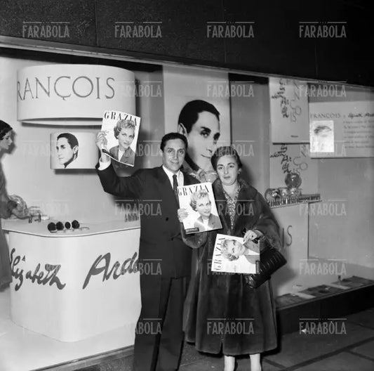 Francois e la giornalista Anna Melich, dimostrazione Elizabeth Arden alla Rinascente, Milano, 1957