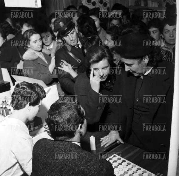 Il truccatore Francois, dimostrazione Elizabeth Arden alla Rinascente, Milano, 1957