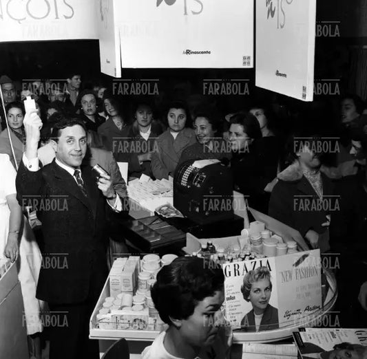 Il truccatore Francois, dimostrazione Elizabeth Arden alla Rinascente, Milano, 1957