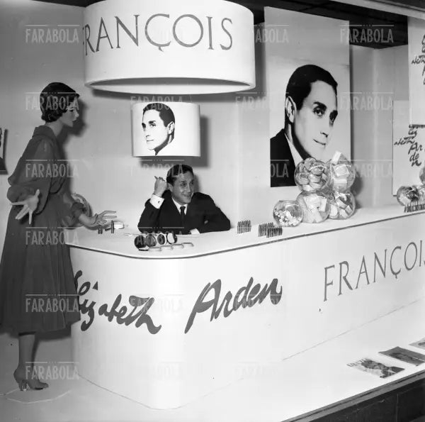 Il truccatore Francois, dimostrazione Elizabeth Arden alla Rinascente, Milano, 1957