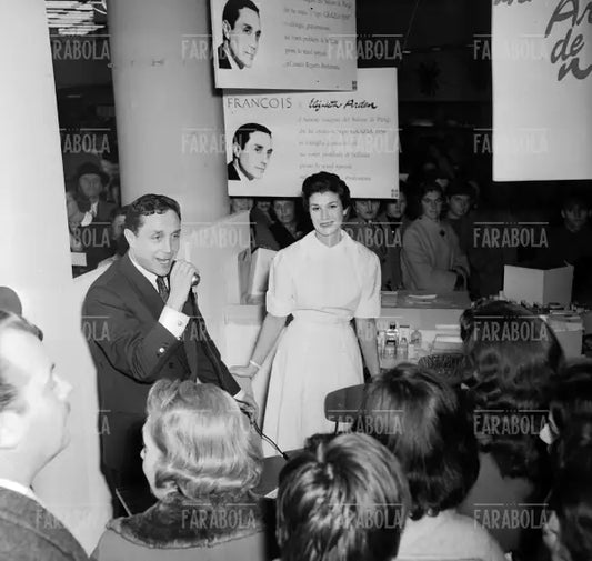 Il truccatore Francois, dimostrazione Elizabeth Arden alla Rinascente, Milano, 1957