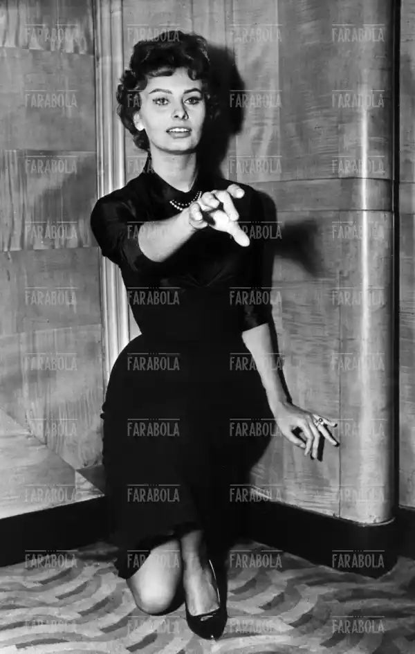 Sophia Loren prova l'inchino per la Regina, Royal Film Performance, Londra, 1957