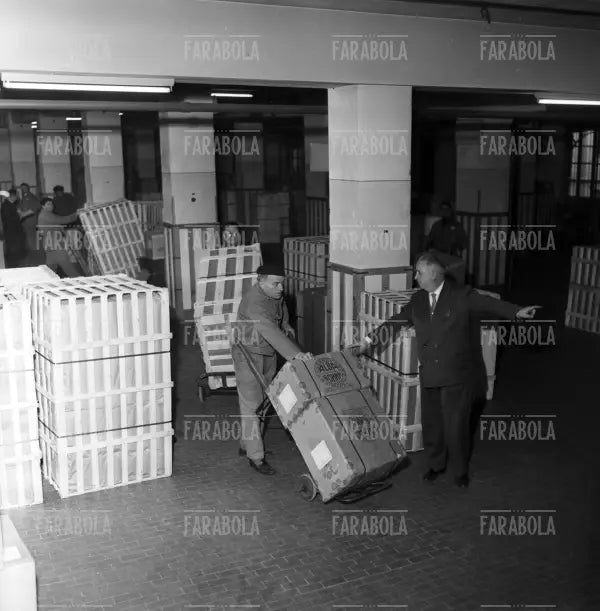 Reparto imballaggio elettrodomestici della Rinascente, Milano, 1957