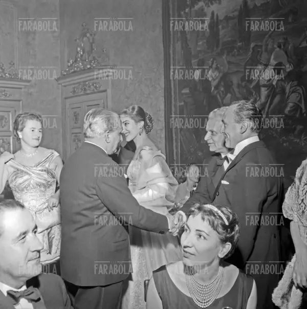 Maria Callas in abito di Biki, Giovanni Battista Meneghini e Antonio Ghiringhelli, Dopo Scala, Prima della Scala, Milano, 1957