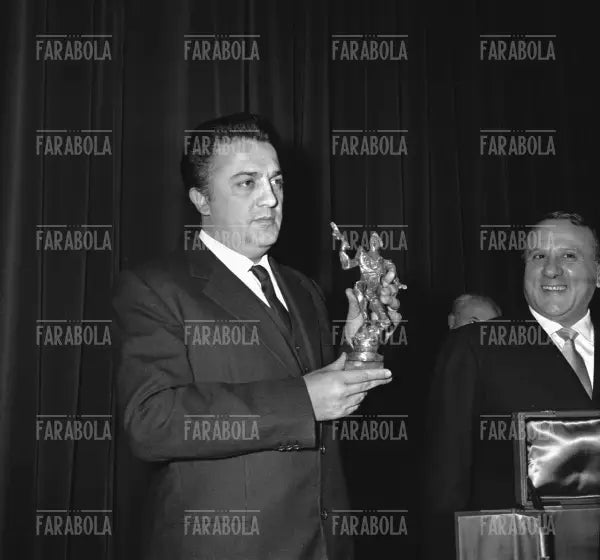 Federico Fellini riceve il premio San Fedele, 1957