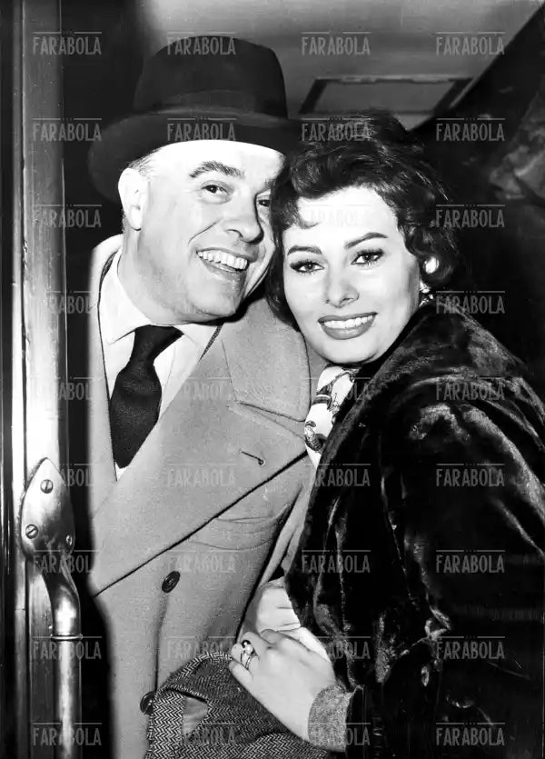 Sophia Loren e il marito Carlo Ponti alla stazione Victoria, Londra, 1957