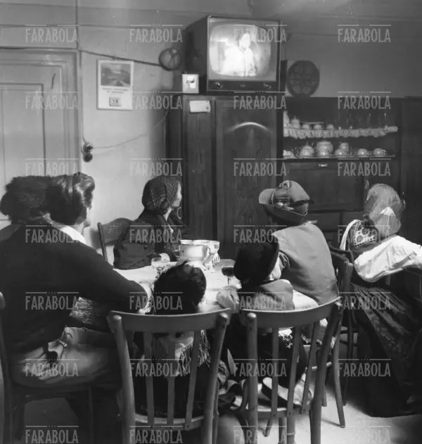 Una famiglia guarda la televisione, Milano, 1957