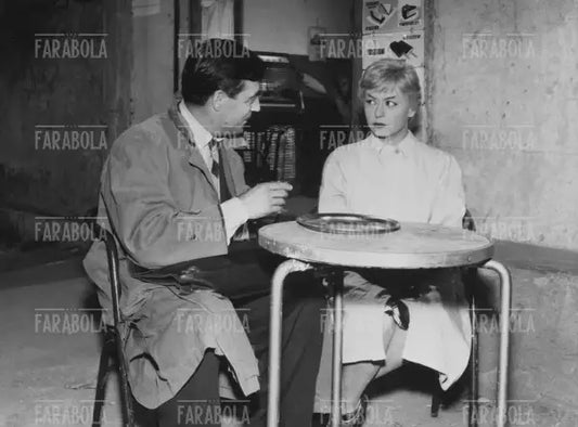 François Perier e Giulietta Masina in una scena del film Le notti di Cabiria, 1957