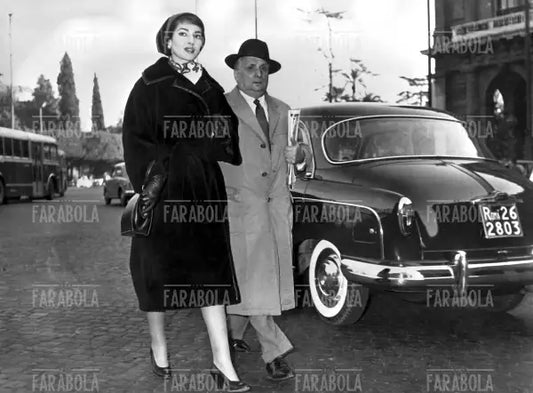 Maria Callas e il marito Giovanni Battista Meneghini per le vie di Roma, Roma, 1958