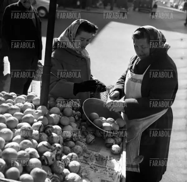 Bancarella di frutta al mercato, Milano, 1958