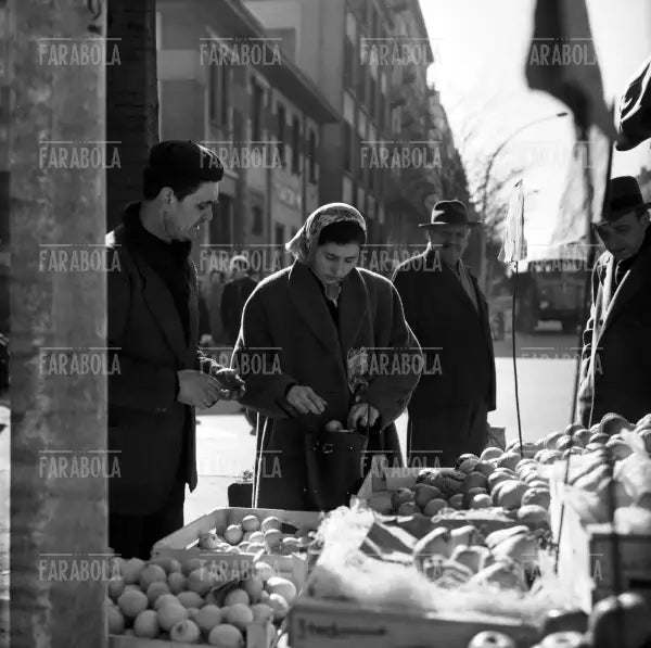 Bancarella di frutta al mercato, Milano, 1958